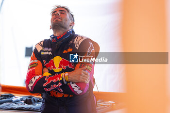 2024-01-06 - BENAVIDES Kevin (arg), Red Bull KTM Factory Racing, KTM, Moto, portrait during the Stage 1 of the Dakar 2024 on January 6, 2024 between Al-Ula and Al Henakiyah, Saudi Arabia - DAKAR 2024 - STAGE 1 - RALLY - MOTORS