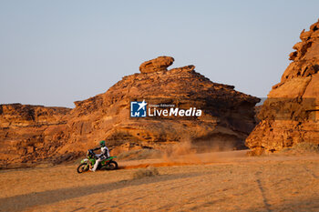 2024-01-06 - 98 KLEIN Mason (usa), Korr Offroad Racing, Kove, Moto, action during the Stage 1 of the Dakar 2024 on January 6, 2024 between Al-Ula and Al Henakiyah, Saudi Arabia - DAKAR 2024 - STAGE 1 - RALLY - MOTORS