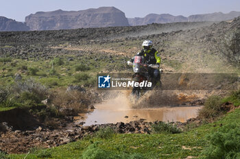 2024-01-06 - 135 FALCON Carles (spa), Twintrail Racing Team, KTM, Moto, Originals by Motul, action during the Stage 1 of the Dakar 2024 on January 6, 2024 between Al-Ula and Al Henakiyah, Saudi Arabia - DAKAR 2024 - STAGE 1 - RALLY - MOTORS