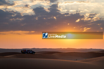 2024-01-07 - sunrise with an ASO organisation G3 car during the Stage 2 of the Dakar 2024 on January 7, 2024 between Al Henakiyah and Al Duwadimi, Saudi Arabia - DAKAR 2024 - STAGE 2 - RALLY - MOTORS
