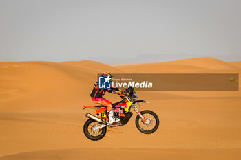 2024-01-07 - 47 BENAVIDES Kevin (arg), Red Bull KTM Factory Racing, KTM, Moto, action during the Stage 2 of the Dakar 2024 on January 7, 2024 between Al Henakiyah and Al Duwadimi, Saudi Arabia - DAKAR 2024 - STAGE 2 - RALLY - MOTORS