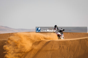 2024-01-07 - 21 ARGUBRIGHT Jacob (usa), Duust Rally Team, KTM, Moto, action during the Stage 2 of the Dakar 2024 on January 7, 2024 between Al Henakiyah and Al Duwadimi, Saudi Arabia - DAKAR 2024 - STAGE 2 - RALLY - MOTORS