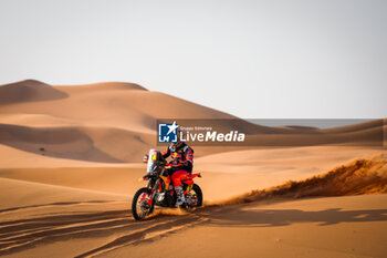 2024-01-07 - 02 PRICE Toby (aus), Red Bull KTM Factory Racing, KTM, Moto, action during the Stage 2 of the Dakar 2024 on January 7, 2024 between Al Henakiyah and Al Duwadimi, Saudi Arabia - DAKAR 2024 - STAGE 2 - RALLY - MOTORS