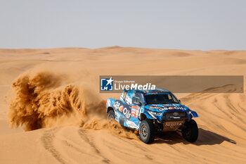 2024-01-07 - 229 BAUD Lionel (fra), BAUD Lucie (fra), Overdrive Racing, Toyota Hilux, FIA Ultimate, FIA W2RC, action during the Stage 2 of the Dakar 2024 on January 7, 2024 between Al Henakiyah and Al Duwadimi, Saudi Arabia - DAKAR 2024 - STAGE 2 - RALLY - MOTORS