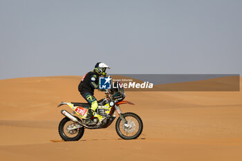 2024-01-07 - 135 FALCON Carles (spa), Twintrail Racing Team, KTM, Moto, Originals by Motul, action during the Stage 2 of the Dakar 2024 on January 7, 2024 between Al Henakiyah and Al Duwadimi, Saudi Arabia - DAKAR 2024 - STAGE 2 - RALLY - MOTORS