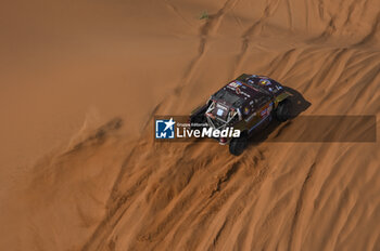 2024-01-07 - 211 CHICHERIT Guerlain (fra), WINOCQ Alex (fra), Overdrive Racing, Toyota Hilux, FIA Ultimate, FIA W2RC, action during the Stage 2 of the Dakar 2024 on January 7, 2024 between Al Henakiyah and Al Duwadimi, Saudi Arabia - DAKAR 2024 - STAGE 2 - RALLY - MOTORS