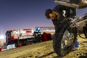 2024-01-07 - PODMOL Libor (cze), Podmol Dakar Team, Husqvarna, Moto, Originals by Motul, portrait during the Stage 2 of the Dakar 2024 on January 7, 2024 between Al Henakiyah and Al Duwadimi, Saudi Arabia - DAKAR 2024 - STAGE 2 - RALLY - MOTORS