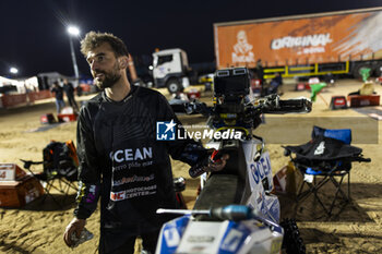 2024-01-07 - McCOY Kyle (usa), American Rally Originals, KTM, Moto, Originals by Motul, portrait during the Stage 2 of the Dakar 2024 on January 7, 2024 between Al Henakiyah and Al Duwadimi, Saudi Arabia - DAKAR 2024 - STAGE 2 - RALLY - MOTORS