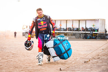 2024-01-08 - PRICE Toby (aus), Red Bull KTM Factory Racing, KTM, Moto, portrait during the Stage 3 of the Dakar 2024 on January 8, 2024 between Al Duwadimi and Al Salamiya, Saudi Arabia - DAKAR 2024 - STAGE 3 - RALLY - MOTORS
