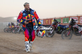 2024-01-08 - BENAVIDES Kevin (arg), Red Bull KTM Factory Racing, KTM, Moto, portrait during the Stage 3 of the Dakar 2024 on January 8, 2024 between Al Duwadimi and Al Salamiya, Saudi Arabia - DAKAR 2024 - STAGE 3 - RALLY - MOTORS