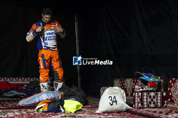 2024-01-08 - GYENES Emanuel (rou), Autonet Motorcycle Team, KTM, Moto, Originals by Motul, portrait during the Stage 3 of the Dakar 2024 on January 8, 2024 between Al Duwadimi and Al Salamiya, Saudi Arabia - DAKAR 2024 - STAGE 3 - RALLY - MOTORS