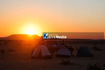 2024-01-09 - bivouac of our photographers at sunrise during the Stage 4 of the Dakar 2024 on January 9, 2024 between Al Salamiya and Al-Hofuf, Saudi Arabia - DAKAR 2024 - STAGE 4 - RALLY - MOTORS