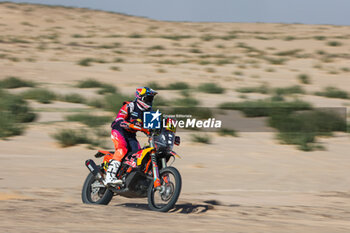 2024-01-09 - 47 BENAVIDES Kevin (arg), Red Bull KTM Factory Racing, KTM, Moto, action during the Stage 4 of the Dakar 2024 on January 9, 2024 between Al Salamiya and Al-Hofuf, Saudi Arabia - DAKAR 2024 - STAGE 4 - RALLY - MOTORS