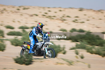 2024-01-09 - 01 BENAVIDES LUCIANO (arg), Husqvarna Factory Racing, Husqvarna, Moto, action during the Stage 4 of the Dakar 2024 on January 9, 2024 between Al Salamiya and Al-Hofuf, Saudi Arabia - DAKAR 2024 - STAGE 4 - RALLY - MOTORS