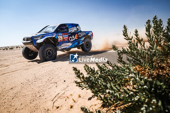 2024-01-09 - 229 BAUD Lionel (fra), BAUD Lucie (fra), Overdrive Racing, Toyota Hilux, FIA Ultimate, FIA W2RC, action during the Stage 4 of the Dakar 2024 on January 9, 2024 between Al Salamiya and Al-Hofuf, Saudi Arabia - DAKAR 2024 - STAGE 4 - RALLY - MOTORS