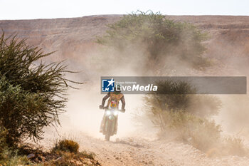 2024-01-09 - 98 KLEIN Mason (usa), Korr Offroad Racing, Kove, Moto, action during the Stage 4 of the Dakar 2024 on January 9, 2024 between Al Salamiya and Al-Hofuf, Saudi Arabia - DAKAR 2024 - STAGE 4 - RALLY - MOTORS