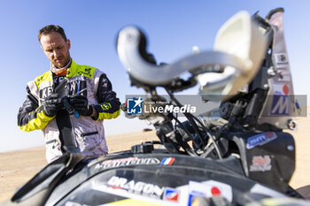 2024-01-09 - GIROUD Alexandre (fra), Yamaha Racing - SMX - Drag'On, Yamaha, Quad, FIM W2RC, portrait during the Stage 4 of the Dakar 2024 on January 9, 2024 between Al Salamiya and Al-Hofuf, Saudi Arabia - DAKAR 2024 - STAGE 4 - RALLY - MOTORS