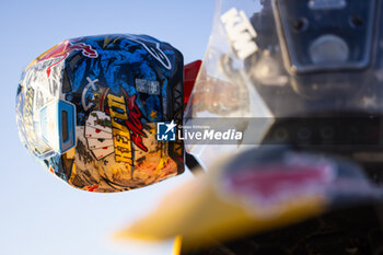 2024-01-09 - BENAVIDES Kevin (arg), Red Bull KTM Factory Racing, KTM, Moto, portrait, helmet during the Stage 4 of the Dakar 2024 on January 9, 2024 between Al Salamiya and Al-Hofuf, Saudi Arabia - DAKAR 2024 - STAGE 4 - RALLY - MOTORS