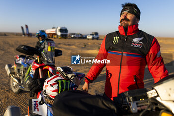 2024-01-09 - HOWES Skyler (usa), Monster Energy Honda Team, Honda, Motul, Moto, FIM W2RC, portrait during the Stage 4 of the Dakar 2024 on January 9, 2024 between Al Salamiya and Al-Hofuf, Saudi Arabia - DAKAR 2024 - STAGE 4 - RALLY - MOTORS