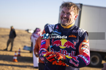 2024-01-09 - PRICE Toby (aus), Red Bull KTM Factory Racing, KTM, Moto, portrait during the Stage 4 of the Dakar 2024 on January 9, 2024 between Al Salamiya and Al-Hofuf, Saudi Arabia - DAKAR 2024 - STAGE 4 - RALLY - MOTORS