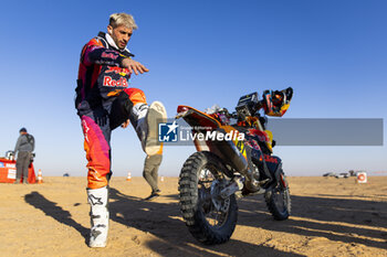 2024-01-09 - BENAVIDES Kevin (arg), Red Bull KTM Factory Racing, KTM, Moto, portrait during the Stage 4 of the Dakar 2024 on January 9, 2024 between Al Salamiya and Al-Hofuf, Saudi Arabia - DAKAR 2024 - STAGE 4 - RALLY - MOTORS