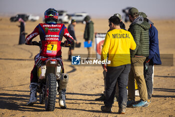 2024-01-09 - QUINTANILLA Pablo (chl), Monster Energy Honda Team, Honda, Motul, Moto, FIM W2RC, portrait during the Stage 4 of the Dakar 2024 on January 9, 2024 between Al Salamiya and Al-Hofuf, Saudi Arabia - DAKAR 2024 - STAGE 4 - RALLY - MOTORS