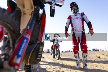 2024-01-09 - BRANCH Ross (bwa), Hero Motorsports Team Rally, Hero, Motul, Moto, FIM W2RC, portrait during the Stage 4 of the Dakar 2024 on January 9, 2024 between Al Salamiya and Al-Hofuf, Saudi Arabia - DAKAR 2024 - STAGE 4 - RALLY - MOTORS