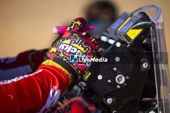 2024-01-09 - SANDERS Daniel (aus), Red Bull GasGas Factory Racing, GasGas, Moto, portrait during the Stage 4 of the Dakar 2024 on January 9, 2024 between Al Salamiya and Al-Hofuf, Saudi Arabia - DAKAR 2024 - STAGE 4 - RALLY - MOTORS