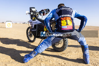 2024-01-09 - BENAVIDES LUCIANO (arg), Husqvarna Factory Racing, Husqvarna, Moto, portrait during the Stage 4 of the Dakar 2024 on January 9, 2024 between Al Salamiya and Al-Hofuf, Saudi Arabia - DAKAR 2024 - STAGE 4 - RALLY - MOTORS