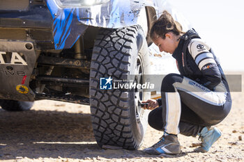 2024-01-09 - BAUD Lucie (fra), Overdrive Racing, Toyota Hilux, FIA Ultimate, FIA W2RC, portrait during the Stage 4 of the Dakar 2024 on January 9, 2024 between Al Salamiya and Al-Hofuf, Saudi Arabia - DAKAR 2024 - STAGE 4 - RALLY - MOTORS