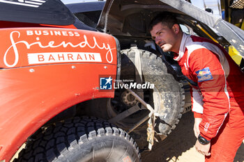 2024-01-09 - LURQUIN Fabian (bel), Bahrain Raid Xtreme, Prodrive Hunter, FIA Ultimate, portrait during the Stage 4 of the Dakar 2024 on January 9, 2024 between Al Salamiya and Al-Hofuf, Saudi Arabia - DAKAR 2024 - STAGE 4 - RALLY - MOTORS