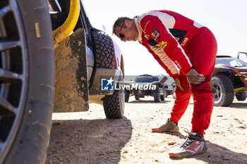 2024-01-09 - LOEB Sébastien (fra), Bahrain Raid Xtreme, Prodrive Hunter, FIA Ultimate, portrait during the Stage 4 of the Dakar 2024 on January 9, 2024 between Al Salamiya and Al-Hofuf, Saudi Arabia - DAKAR 2024 - STAGE 4 - RALLY - MOTORS