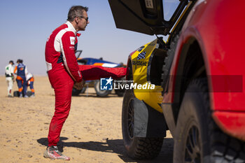 2024-01-09 - LOEB Sébastien (fra), Bahrain Raid Xtreme, Prodrive Hunter, FIA Ultimate, portrait during the Stage 4 of the Dakar 2024 on January 9, 2024 between Al Salamiya and Al-Hofuf, Saudi Arabia - DAKAR 2024 - STAGE 4 - RALLY - MOTORS