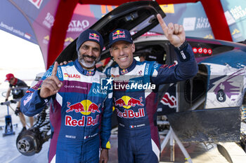 2024-01-10 - 200 AL-ATTIYAH Nasser (qat), BAUMEL Mathieu (fra), Nasser Racing, Prodrive Hunter, FIA Ultimate, FIA W2RC, celebrates their first drive with Prodrive during the Stage 5 of the Dakar 2024 on January 10, 2024 between Al-Hofuf and Subaytah, Saudi Arabia - DAKAR 2024 - STAGE 5 - RALLY - MOTORS