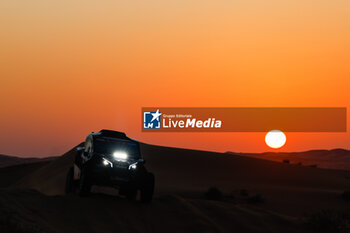 2024-01-10 - sunset SSV illustration during the Stage 5 of the Dakar 2024 on January 10, 2024 between Al-Hofuf and Subaytah, Saudi Arabia - DAKAR 2024 - STAGE 5 - RALLY - MOTORS