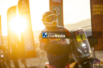 2024-01-11 - PRICE Toby (aus), Red Bull KTM Factory Racing, KTM, Moto, portrait during the Stage 6 « 48 Hours Chrono » of the Dakar 2024 from January 11 to 12, 2024 around Subaytah, Saudi Arabia - DAKAR 2024 - 48 HOURS CHRONO - RALLY - MOTORS