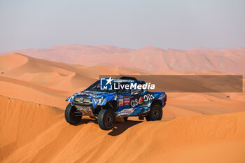 2024-01-11 - 229 BAUD Lionel (fra), BAUD Lucie (fra), Overdrive Racing, Toyota Hilux, FIA Ultimate, FIA W2RC, action during the Stage 6 « 48 Hours Chrono » of the Dakar 2024 from January 11 to 12, 2024 around Subaytah, Saudi Arabia - DAKAR 2024 - 48 HOURS CHRONO - RALLY - MOTORS
