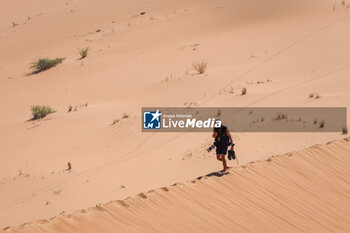 2024-01-11 - Antonin Vincent Photographe during the Stage 6 « 48 Hours Chrono » of the Dakar 2024 from January 11 to 12, 2024 around Subaytah, Saudi Arabia - DAKAR 2024 - 48 HOURS CHRONO - RALLY - MOTORS