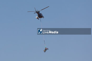 2024-01-11 - helicopter flying with a bike during the Stage 6 « 48 Hours Chrono » of the Dakar 2024 from January 11 to 12, 2024 around Subaytah, Saudi Arabia - DAKAR 2024 - 48 HOURS CHRONO - RALLY - MOTORS