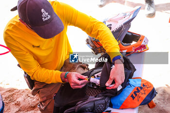 2024-01-11 - ASO Medical Staff putting motorbike rider airbag in the vest during the Stage 6 « 48 Hours Chrono » of the Dakar 2024 from January 11 to 12, 2024 around Subaytah, Saudi Arabia - DAKAR 2024 - 48 HOURS CHRONO - RALLY - MOTORS