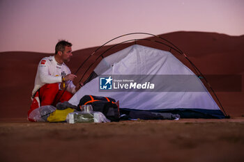 2024-01-11 - LOEB Sébastien (fra), Bahrain Raid Xtreme, Prodrive Hunter, FIA Ultimate, putting up his tent at the bivouac during the Stage 6 « 48 Hours Chrono » of the Dakar 2024 from January 11 to 12, 2024 around Subaytah, Saudi Arabia - DAKAR 2024 - 48 HOURS CHRONO - RALLY - MOTORS