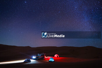 2024-01-11 - bivouac of our photographer by night in the dunes during the Stage 6 « 48 Hours Chrono » of the Dakar 2024 from January 11 to 12, 2024 around Subaytah, Saudi Arabia - DAKAR 2024 - 48 HOURS CHRONO - RALLY - MOTORS