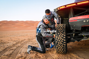 2024-01-12 - SAINZ Carlos (spa), Team Audi Sport, Audi RS Q E-Tron E2, FIA Ultimate, FIA W2RC, portrait during the Stage 6 « 48 Hours Chrono » of the Dakar 2024 from January 11 to 12, 2024 around Subaytah, Saudi Arabia - DAKAR 2024 - 48 HOURS CHRONO - RALLY - MOTORS