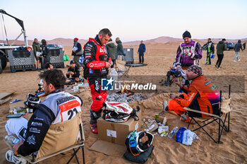 2024-01-12 - Riders at Break Point D during the Stage 6 « 48 Hours Chrono » of the Dakar 2024 from January 11 to 12, 2024 around Subaytah, Saudi Arabia - DAKAR 2024 - 48 HOURS CHRONO - RALLY - MOTORS