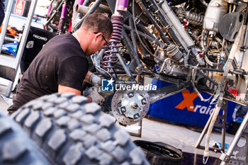 2024-01-13 - X-Raid Mini JCW Team mechanics during the rest day of the Dakar 2024 on January 13, 2024 in Riyadh, Saudi Arabia - DAKAR 2024 - REST DAY - RALLY - MOTORS