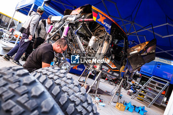 2024-01-13 - X-Raid Mini JCW Team mechanics during the rest day of the Dakar 2024 on January 13, 2024 in Riyadh, Saudi Arabia - DAKAR 2024 - REST DAY - RALLY - MOTORS