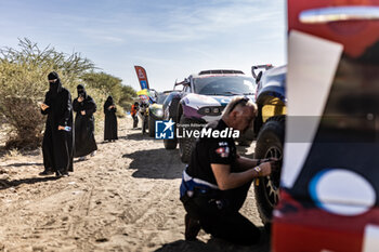 2024-01-14 - Spectators during the Stage 7 of the Dakar 2024 on January 14, 2024 between Riyadh and Al Duwadimi, Saudi Arabia - DAKAR 2024 - STAGE 7 - RALLY - MOTORS