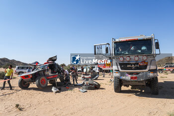2024-01-14 - 207 EKSTROM Mattias (swe), BERGKVIST Emil (swe), Team Audi Sport, Audi RS Q E-Tron E2, FIA Ultimate, aFIA W2RC, assistance 629 BAUMANN Michael (ger), BEIER Philipp (ger), LINDNER Sebastian (ger), Q Motorsport Team, Man TGA, FIA Truck, action during the Stage 7 of the Dakar 2024 on January 14, 2024 between Riyadh and Al Duwadimi, Saudi Arabia - DAKAR 2024 - STAGE 7 - RALLY - MOTORS