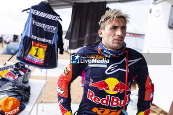 2024-01-15 - BENAVIDES Kevin (arg), Red Bull KTM Factory Racing, KTM, Moto, portrait during the Stage 8 of the Dakar 2024 on January 15, 2024 between Al Duwadimi and Hail, Saudi Arabia - DAKAR 2024 - STAGE 8 - RALLY - MOTORS