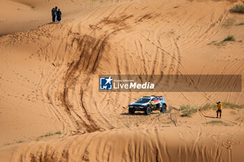 2024-01-15 - 200 AL-ATTIYAH Nasser (qat), BAUMEL Mathieu (fra), Nasser Racing, Prodrive Hunter, FIA Ultimate, FIA W2RC, withdrawing by helicopter during the Stage 8 of the Dakar 2024 on January 15, 2024 between Al Duwadimi and Hail, Saudi Arabia - DAKAR 2024 - STAGE 8 - RALLY - MOTORS
